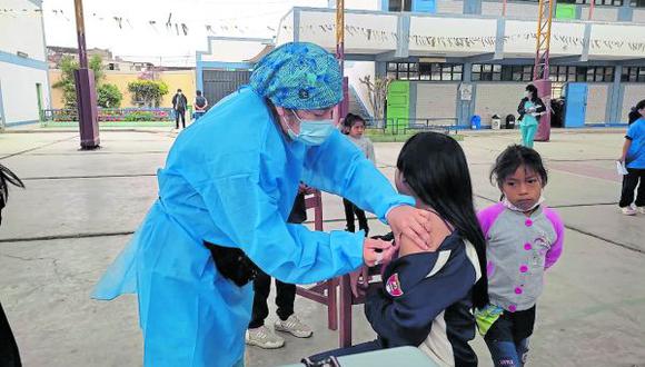 Red de Salud Pacífico Norte inició intervención en colegios para inmunizar a escolares contra coronavirus Estudiantes también reciben vacunas contra la hepatitis B, difteria, tetano y virus del papiloma humano.