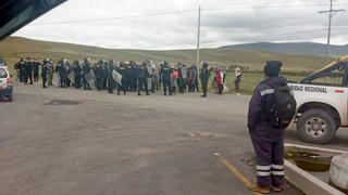 Comuneros de Espinar bloquean vía a Las Bambas y exigen 20 tractores a la mina (FOTOS)
