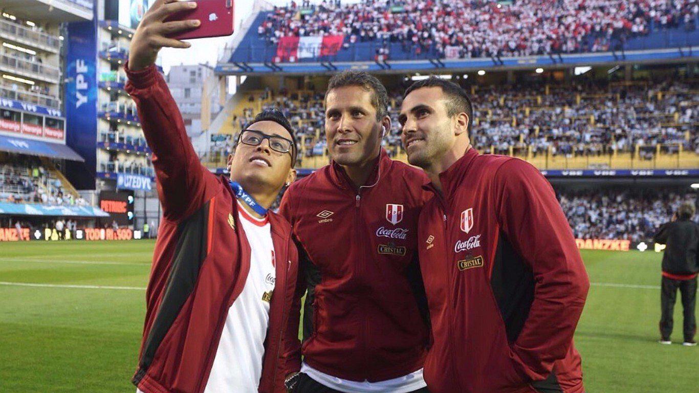Perú vs Argentina: La selección peruana y los hinchas rojiblancos ya llegaron a la 'Bombonera' (VIDEO)
