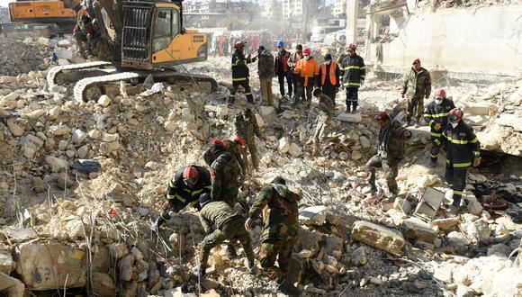 Los equipos de rescate argelinos participan en las operaciones de búsqueda y rescate en la ciudad de Alepo, en el norte de Siria, el 8 de febrero de 2023, dos días después de que un terremoto mortal azotara Siria y Turquía.  (Foto por AFP)