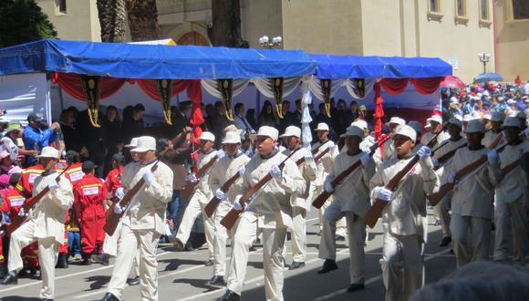 Heroico batallón de Tarma desfila ante la población 