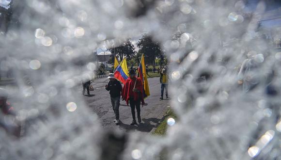 Manifestantes indígenas marchan en Quito el 30 de junio de 2022, en el marco de protestas lideradas por indígenas contra el alto costo de vida. (Foto por Martín BERNETTI / AFP)