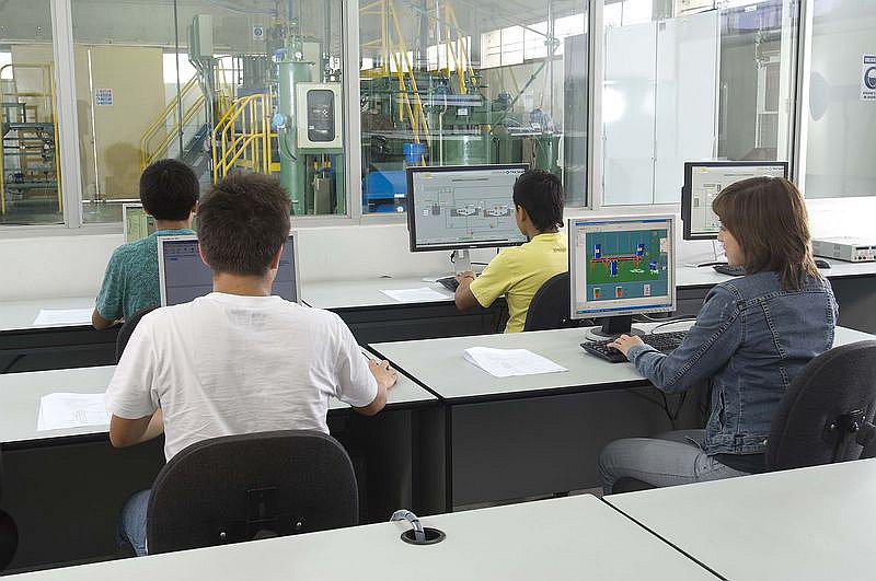 Entidad financiera ofrece ​150 becas para estudiar carreras técnicas a nivel nacional