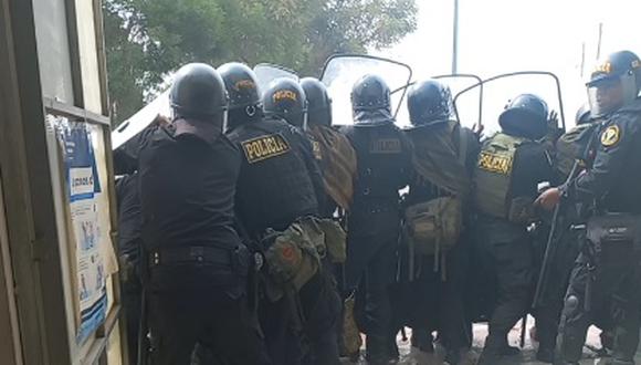 Se registraron enfrentamientos entre manifestantes y policías en La Joya. (Foto: Difusión)