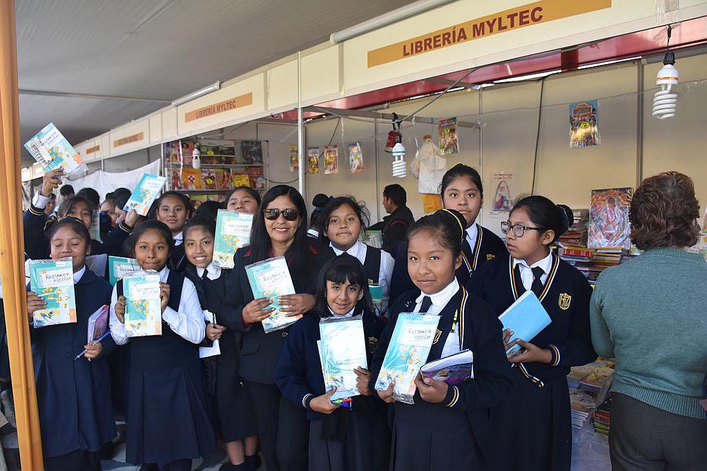 Escolares de IEE FAZ acuden a la Feria del Libro en Av. Bolognesi