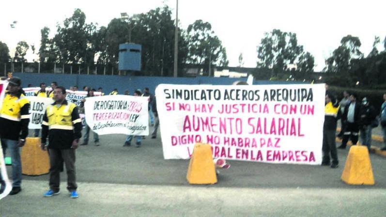 Trabajadores de Aceros Arequipa en plantón