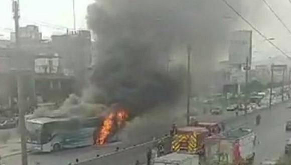 Bus interprovincial se incendia en Panamericana Norte (VIDEO y FOTOS)