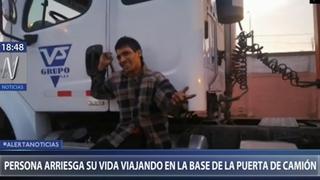 Hombre arriesga su vida al viajar en base de la puerta de un tráiler (VIDEO)