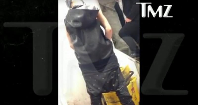 Justin Beiber fue captado orinando en la cocina de un bar (VIDEO)