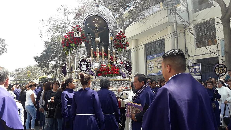 Fieles acompañan al Señor de los Milagros en procesión por calles de Chiclayo (FOTOS)