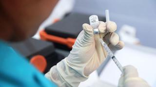 Vacunación COVID-19: personas que padecen cáncer de todo el país serán inmunizados en las próximas semanas 
