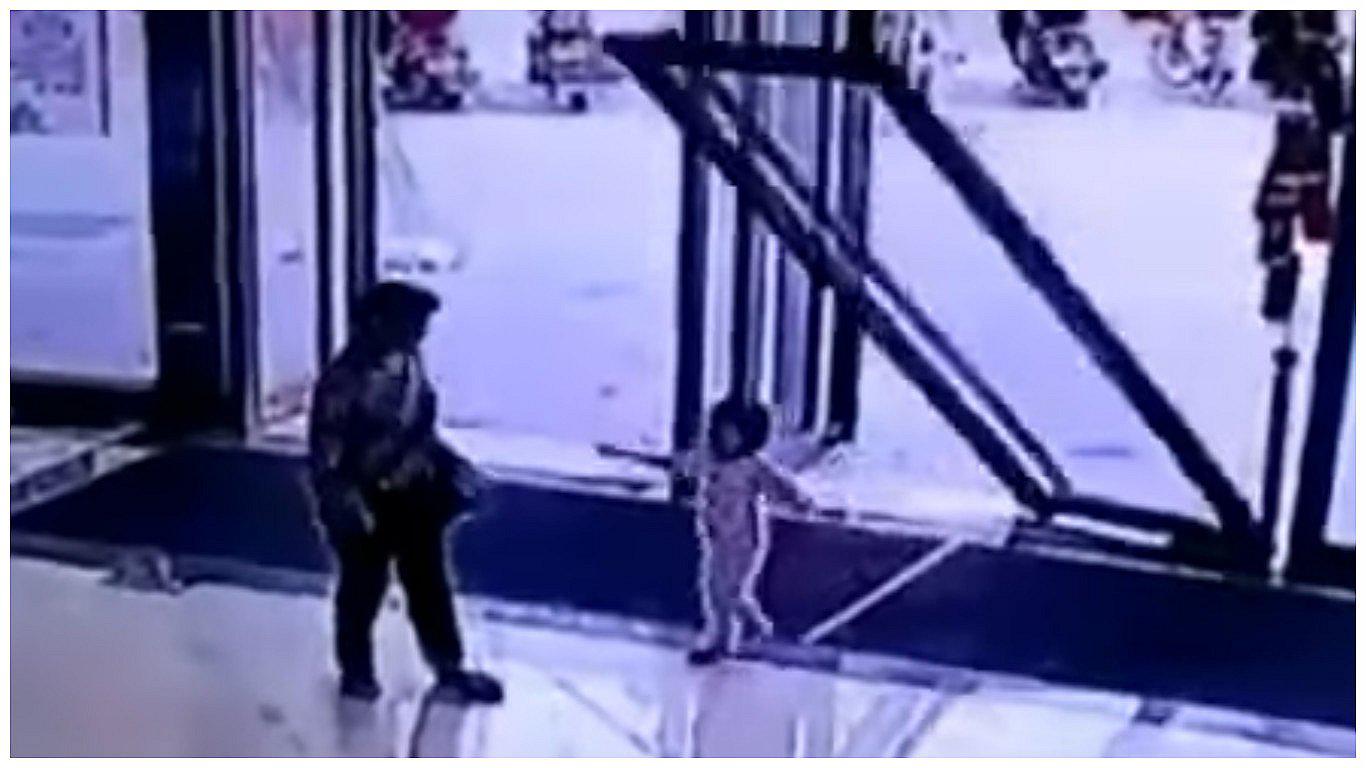 YouTube: Niña es aplastada por puerta y cámara capta el momento (VIDEO)