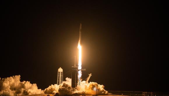 El cohete Falcon9 despegó a la hora prevista, las 20:02 locales desde la mítica área de lanzamiento 39A del Centro Espacial Kennedy en Florida, en medio de una bola de fuego que iluminó la noche. (Foto: CHANDAN KHANNA / AFP)