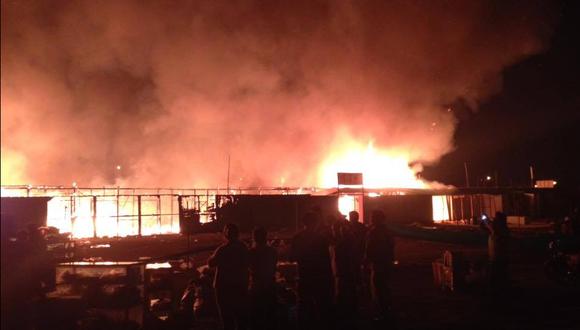 Chincha: Voraz incendio arrasa con 300 puestos en mercado (VIDEO)