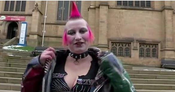 Esta chica punk se somete a cambio de look radical y el resultado es impactante (VIDEO)
