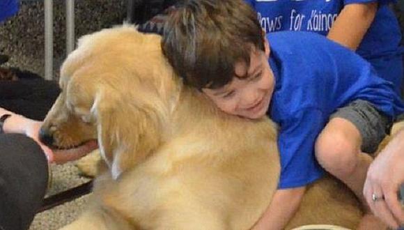 ​Facebook: Niño con autismo da el primer abrazo de su vida a un perro (FOTOS)