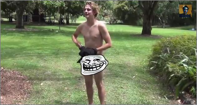 Chico intenta conquistar mujeres completamente desnudo (VIDEO)