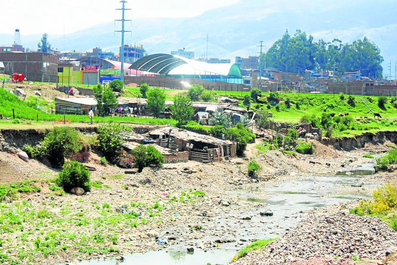 Dueños de casas construidas al borde del río no se moverán de allí
