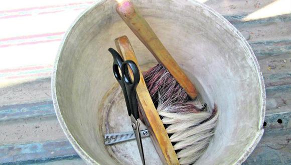 Hallan peines con hongos y tijeras oxidadas en peluquerías