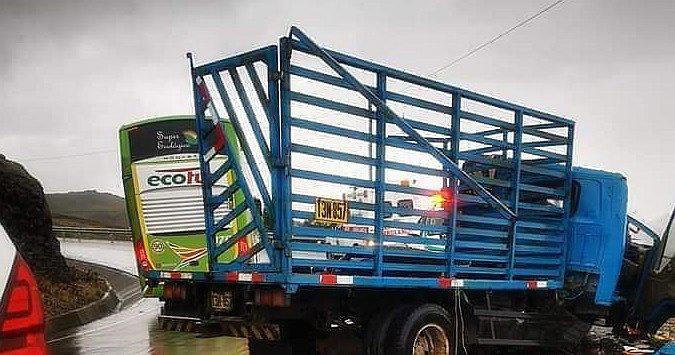 Choque entre un camión y un volquete deja una persona fallecida