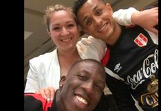 Yoshimar Yotún le da beso a Luis Advíncula por sus 100 partidos con la selección peruana