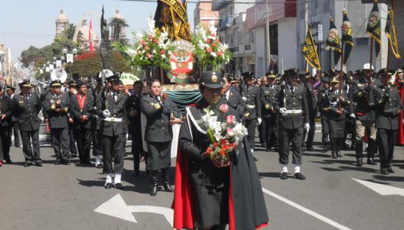 Policías llevan en procesión a Santa Rosa de Lima