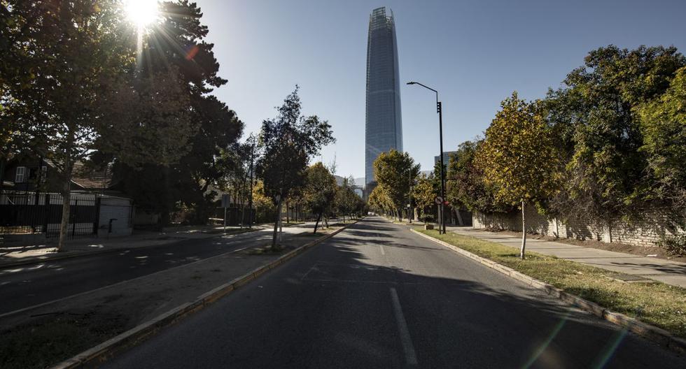 Vista de una avenida vacía el 27 de marzo de 2021, en Santiago de Chiie, durante un cierre en medio de la pandemia de coronavirus COVID-19. (Foto de MARTIN BERNETTI / AFP).