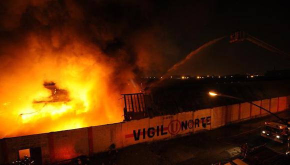 Incendio consumió fábrica de telas en el Cercado de Lima