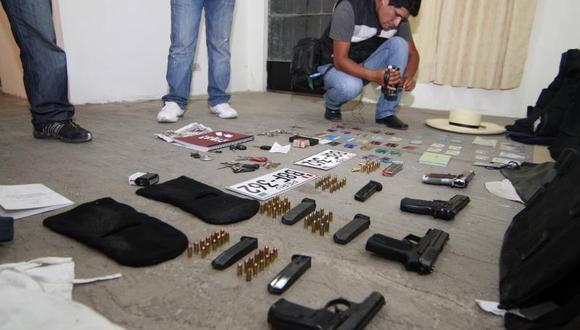 Policía de carreteras se enfrenta a narcotraficantes y recupera armas