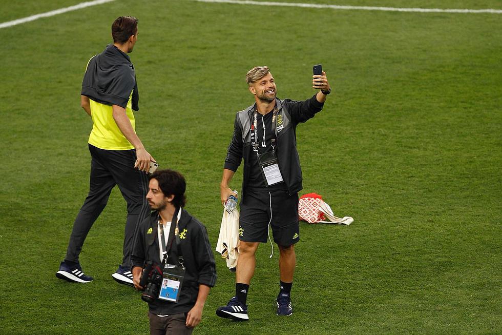 Postales para el recuerdo: obsequian camisetas de la 'U' a jugadores de Flamengo y River Plate