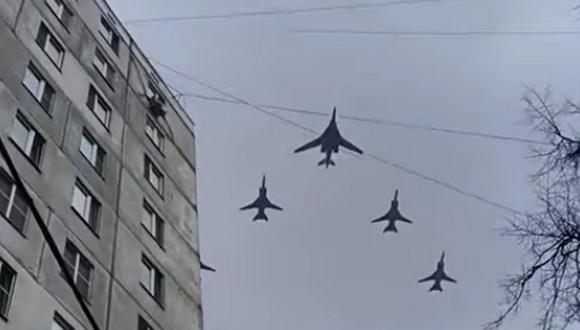 Esta imagen se publicó en redes como verdadera indicando que se trata de aviones rusas sobre Ucrania, pero se trata de un desfile militar del 2020. (Foto: YouTube)