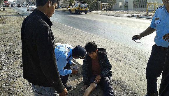 Trujillo: Agentes auxilian a joven arrollado por motocicleta 