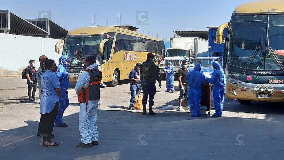 Retornan a Lima cien personas varadas en Tacna