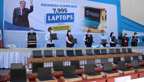 Gobernador Juan Alvarado entregó laptops a directores de las Ugel del departamento/ Foto: Edgar Falcón