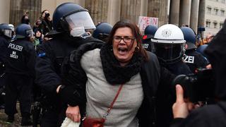 Alemania: policía usa gases lacrimógenos y cañones de agua en contra de protestantes negacionistas de la pandemia 