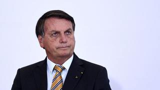 Jair Bolsonaro reaparece en público en un acto militar y permanece en silencio