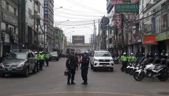 Policía llega a Gamarra para evitar el regreso de los ambulantes 