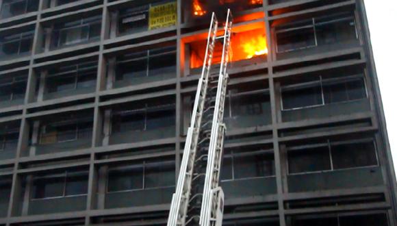 Millonarias pérdidas dejó incendio en un edificio del Cercado de Lima (Video)