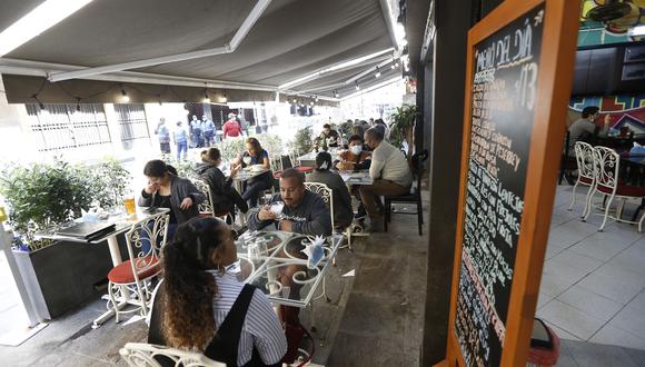 Los restaurantes y afines, tanto en zonas internas con ventilación, así como al aire libre (terrazas o jardines), el aforo es del 30%. Fotos: Jorge Cerdan /@photo.gec