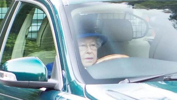 Reina Isabel II sorprende al manejar su Jaguar a los 91 años