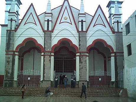 Este es el Santuario de la  Virgen de la Candelaria, patrona de Puno 