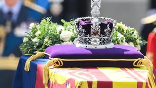 El cortejo fúnebre de Isabel II sale del palacio de Buckingham al Parlamento