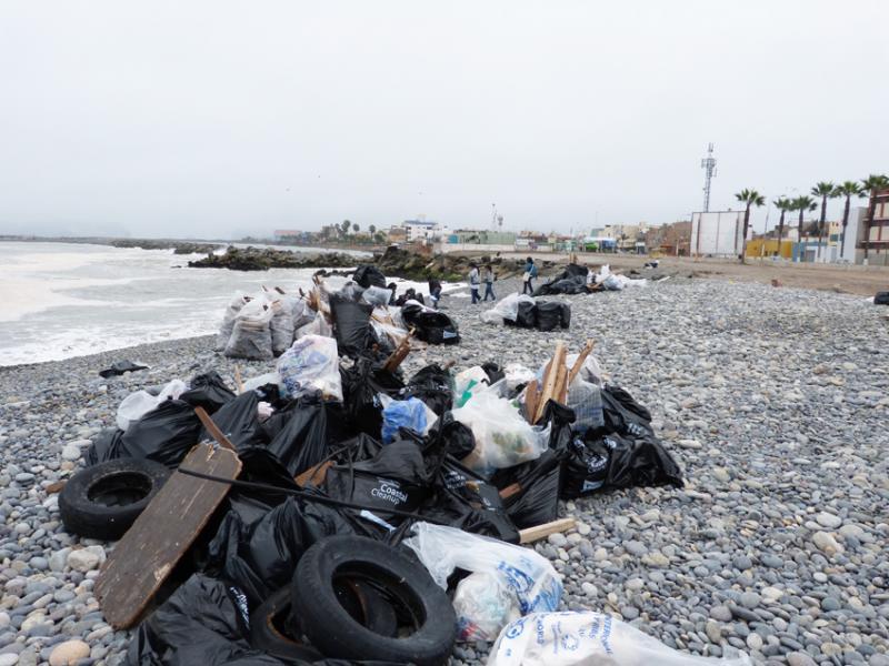 Mar es contaminado por residuos de construcciones ilegales