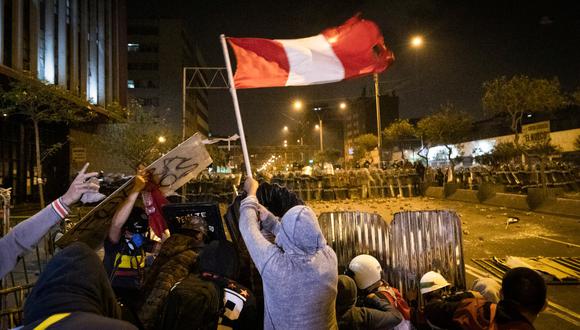 Enfrentamientos durante la marcha nacional contra el gobierno de Manuel Merino. (Foto: El Comercio)