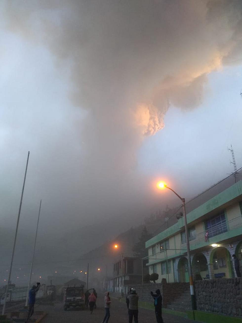 Volcán Ubinas: humareda supera los 5000 metros de altura y se registran explosiones (FOTOS)