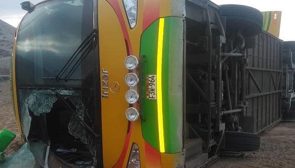 Bus se despista deja dos fallecidas y varios heridos, en Arequipa