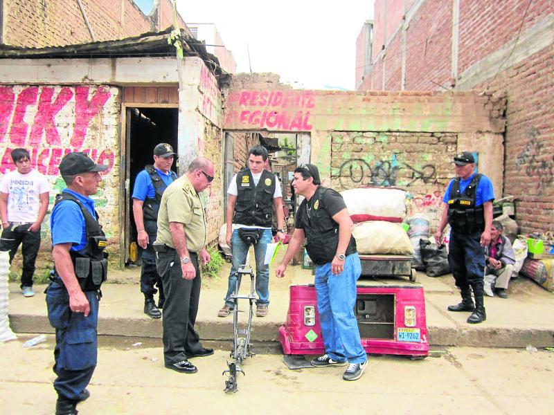 Hallan autopartes de trimóvil y moto entre chatarra