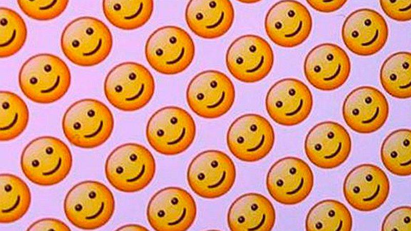 Mira lo que pasa si mandas 65 mil veces el emoji de carita a tu contacto de WhatsApp 