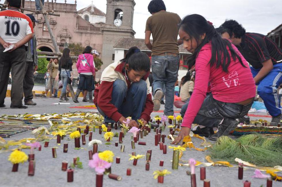 Video: Elaboran alfombra con material reciclado y vegetación seca