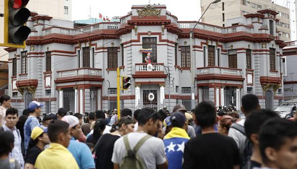 Embajada de Venezuela suspende atención de oficina consular tras protestas contra Maduro